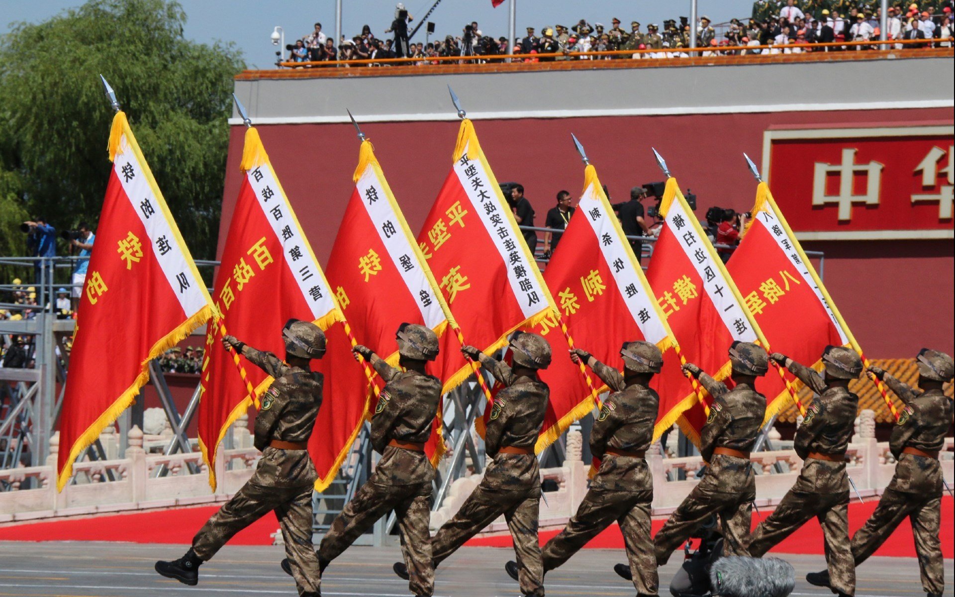 在一次比赛中，他用“完美”挡拆配合助攻队友扣篮，赢得全场掌声！